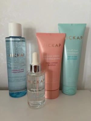 Helt oanvända hickap produkter  - Säljer helt oanvända hickap produkter som jag fick i adventskalendern som inte används. •Niagara Falls Ultra-Hydrating Serum 72H (ny 289kr) •Mermaid Deep Hydrating Toner (ny 189kr) •Radiance Reborn Exfoliating Peeling (ny 249kr) •It's All Clear Cleansing Gel (ny 139kr) nypris för allt 866kr. 