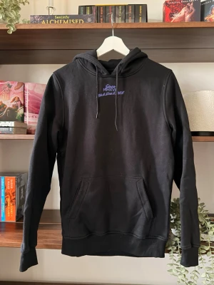 Streetwear hoodie  - Hoodie med luva från 59 North. Baksidan har stort boktryck och framsidan mindre endast text. Köpte endast för att jag frös och ej använt sen dess.🥲 ⭐️Säljes i nyskick, utan defekter & slitage                                 ⭐️Nytvättad och rollas innan paketering                          💭Har du frågor? Skriv på annonsen och jag svarar så fort jag kan!