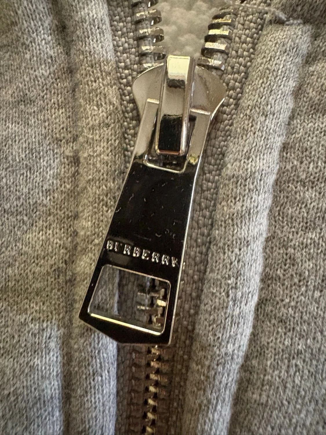 Grå hoodie med dragkedja och mönstrad huva - 2