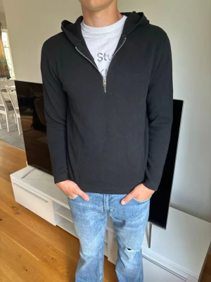 Svart hoodie med dragkedja - Hej 👋 tröjan är från Jack and Jones. Har nästan aldrig använt den storlek L skriv vid funderingar. Lovar snabb frakt‼️