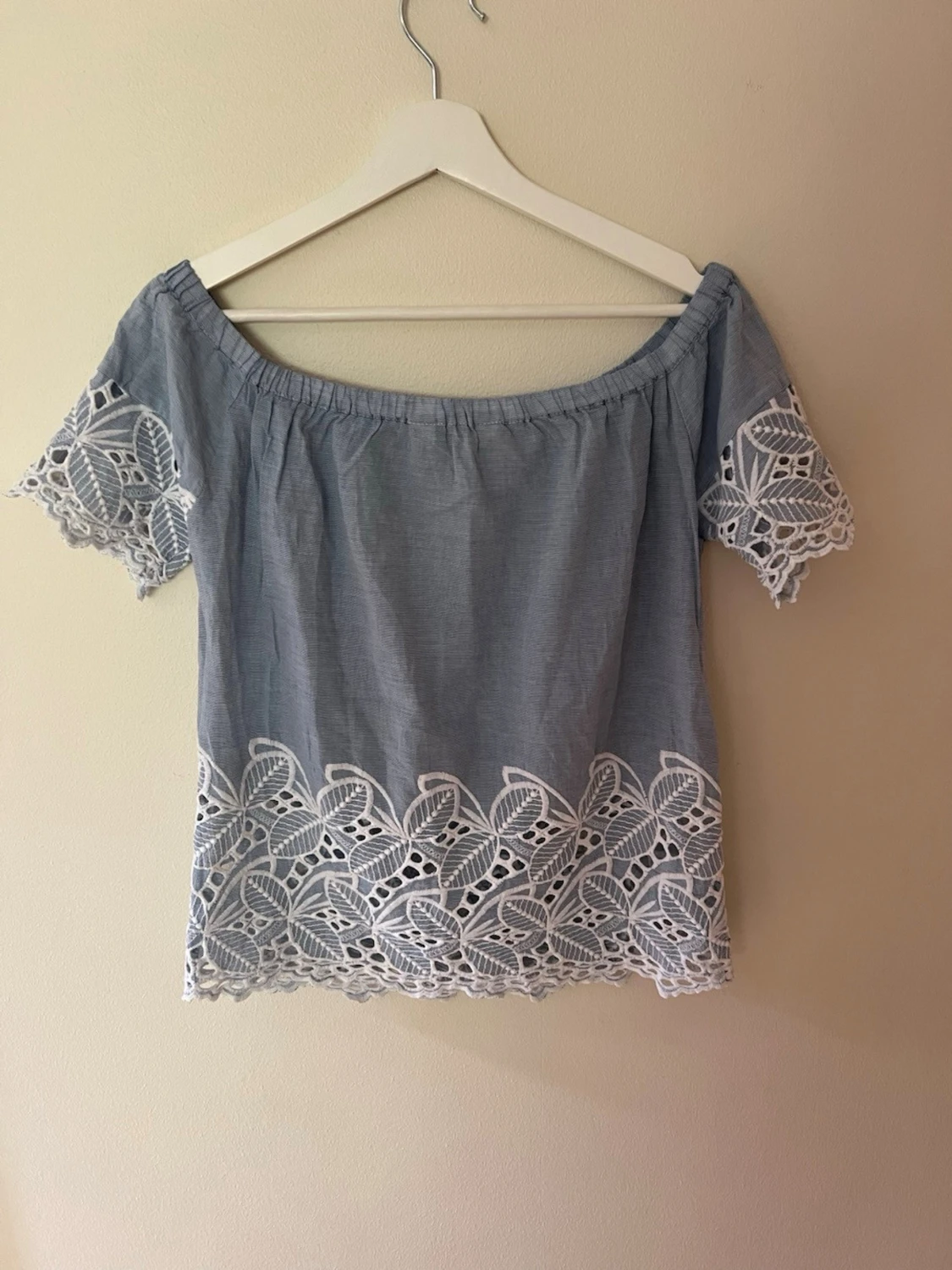 Blå offshoulder topp med spetsdetaljer - 1