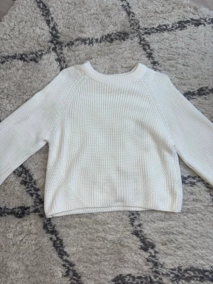 Gina Tricot stickad tröja - Jättefin stickad tröja från Gina Tricot i storlek S. Den är varm, mjuk och superbekväm, perfekt nu till hösten när man vill ha något mysigt men samtidigt stilrent.  Den har en fin grovstickad struktur, en trendig lite kortare passform och en klassisk vit/offwhite färg som passar till allt – jeans, kostymbyxor, kjol eller över en klänning.  Skick: Mycket fint skick Storlek: S  Perfekt hösttröja som är lätt att matcha och använda om och om igen 🤍