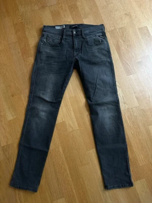 Svarta Replay anbass jeans - Ett par snygga slim fit jeans från Replay i modellen anbass. Mycket stretch så de är bekväma och passar de flesta. 