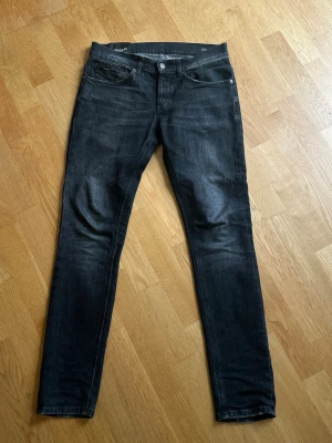 Svarta Dondup George jeans - Ett par Dondup jeans i modellen george. Schysst svart färg och perfekt passoform. 