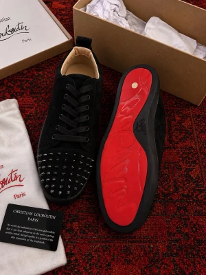 Svarta Louboutin skor med nitar - Skick 10/10, inga tecken på användning! | storlek 42 EU | lådan, påsen och kortet ingår!