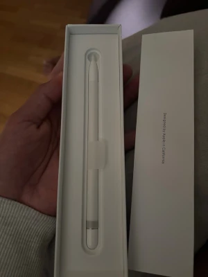 Apple pen 1st gen, oanvänd - Enbart brutit förpackningen, aldrig använt. Kan skickas eller mötas upp i stockholmsområdet.