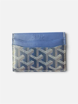 Blå korthållare med klassiskt mönster – helt ny 💙 - Elegant korthållare i en stilren blå nyans med tidlöst rutigt mönster och gulddetaljer. Helt oanvänd och i nyskick, förpackningen är endast öppnad för fotografering. Praktiska kortfack och ett smidigt format som passar perfekt i fickan. Ett sobert tillbehör för dig som uppskattar både funktion och design. Välkommen att kontakta oss vid frågor. 📇✨
