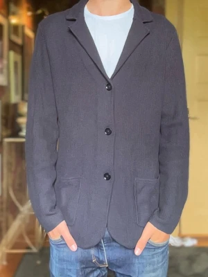 John Henric blazer - Väldigt eftertraktad blazer från John Henric. Väldigt stilren och snygg och för nu slutsåld på John Henric. Storlek S men passar M. Helt ny. Använd 1 gång. 