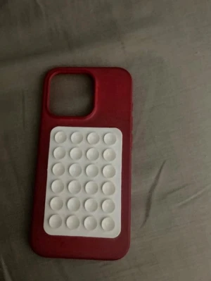 Rött mobilskal 15 pro med pop it-detalj - Säljer ett rött mobilskal med en vit stick it-panel på baksidan. 