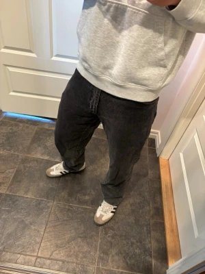 svarta jeans med rak passform - Svarta jeans från woodbird i rak passform, storlek 30/32, hör av er vid mer frågor eller bilder 