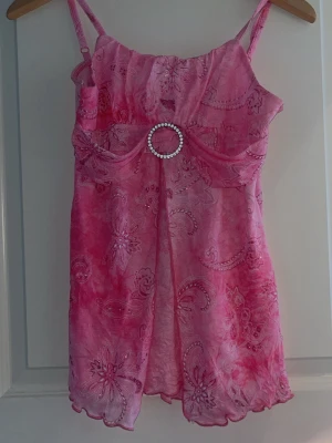 Y2K Linne rosa mönster glitter - Y2K Linne rosa mönster glitter. Köpt på Vinted. Saknar märke och lappar. Uppskattar att storleken är small. 🚨Tar bara emot betalningar via Swish!!! Om du vill ha fler bilder eller har frågor är det bara att skriva till mig!!!🚨