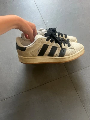 Adidas campus - Slöjder dessa skitsnygga beiga svarta skor!!
