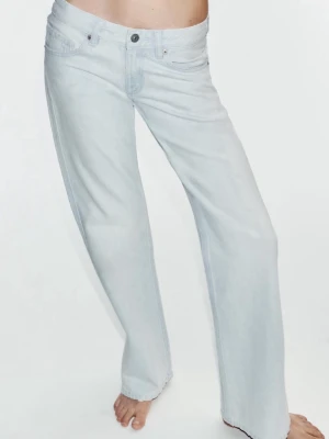 Ljusblå vida jeans med låg midja zara - Zara jeans i modellen ”TRF wide leg låg midja” Säljer mina populära helt oanvända jeans från zara, alternativt byta mot storlek 34!