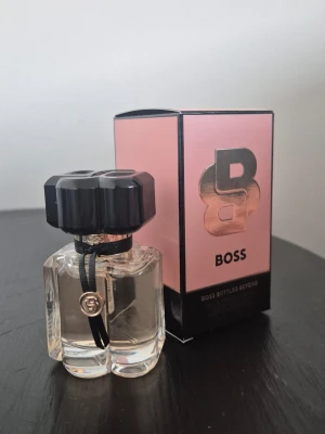 Hugo Boss Bottled Beyond For Her 30ml - Säljer denna 30ml Hugo Boss parfym för 500kr. Nypris 920kr. Luktar super gott. Kvinnlig, söt och fräsch.  Sprayat typ några gånger sen ångrade mig. Inget fel på flaskan eller doften, den var bara inte för mig.  Har precis köpt och öppnat den idag (9e Augusti), den har en hållbarhet på 36M sen man öppnar den. Original förpackning finns.