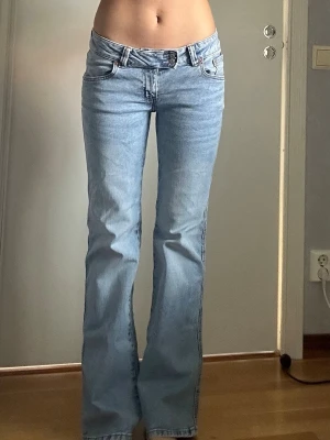 Lågmidjade jeans från Lager 157 - Lågmidjade jeans från Lager 157 i storlek M, använt endast fåtal gånger💕. Midjemått: ca 82 cm Innerben: ca 83 cm Ytterben: ca 105.5 cm  Skriv gärna vid frågor och priset kan alltid diskuteras💕