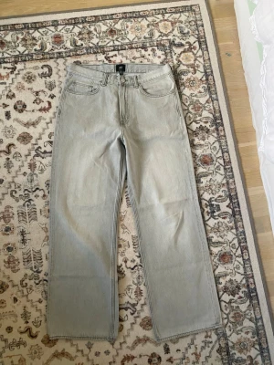 Ljusgrå loose jeans - Nypris på 400kr dessa är använda bara ett fåtal gånger, såldes då de kändes för breda för mig.