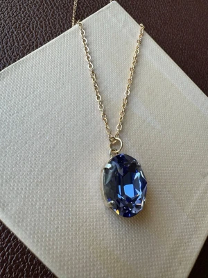 Swarovski halsband  - Superfin halsband med Swarovski Tanzanite kristall i strlk 16mm och guldpläterad kedja 50cm