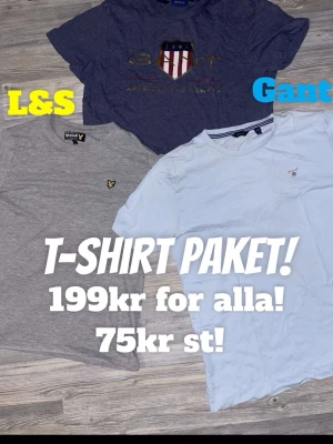 T-shirt paket Gant & Lyle & Scott - Säljer ett paket med tre t-shirts: en marinblå Gant med tryck och logga, en ljusblå Gant med liten broderad logga och en grå Lyle & Scott med broderad gul logga. Alla har rund hals och korta ärmar. Perfekt för dig som gillar klassiska märken och enkel stil.
