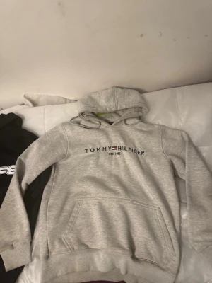   Tommy Hilfiger hoodie - Jätte fin grå hoodie Tommy hilfiger med en fin passform också. Säljer pga att jag bytt stil.