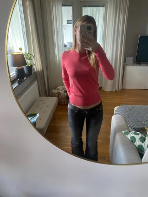 Rosa långärmad tröja med knappar - Coral Rosa långärmad tröja med knappar vid handleden. Från Holly & Whyte i storlek xs. Superfin tröja i mycket bra skick. 💞