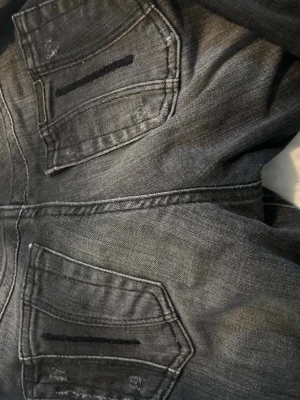 Svarta raka jeans med slitningar -  Säljer dessa snygga raka jeans. Dem kommer ej till användning längre. Tror att märket är Fornarina men är inte säker. Storlek W25
