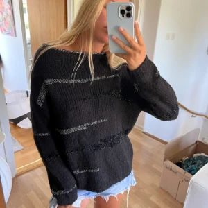 Stickad tröja - Såå cool stickad tröja från liu jo i storlek M, nypris runt 2000. Den är jätteskön och i alpackaull💓💓