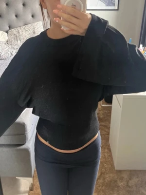 Knitted metallic sweater - Jättefin topp som är tajt i midjan och vida i ärmarna, aldrig använd!