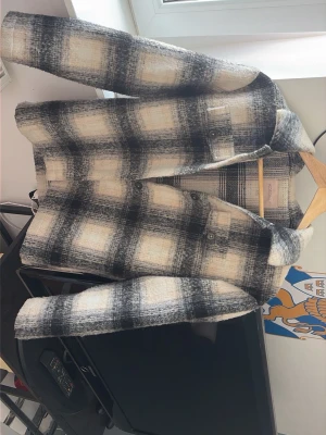 Rutig overshirt från KIDS ONLY - Jag säljer denna snygga rutiga höstkappan från KidsOnly som är i fint skick och perfekt för denna höst💞 skriv vid minsta fundering