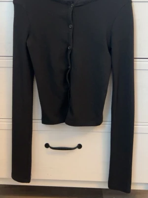 Tajt svart kofta - Tajt svart kofta från Gina tricot. Säljer den för att jag inte använder den. Lite nopprig men väldigt lite, annars super snygg.