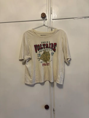 Vit Zadig & Voltaire t-shirt med tryck - Super skön och stretchy material. 