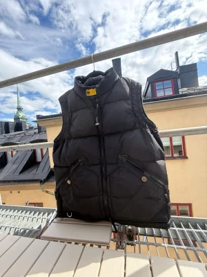 Svart dunväst från Parajumpers - Snygg svart dunväst från Parajumpers med hög krage och två stora fickor framtill