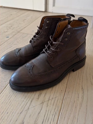 Boots - Gant  - Najs Gant boots i läder med dragkedja på insidan och snöring. Använda ett fåtal gånger.