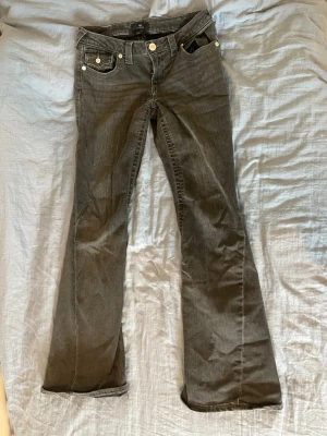 True religion jeans - Jeans i modellen joey, de är i storlek 26 vilket är small. Skriv för fler bilder