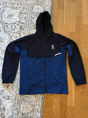On cloud Windbreaker - Riktigt snygg On Cloud vindjacka. Aldrig använd. Skick: 10/10. Passar både S och M. 
