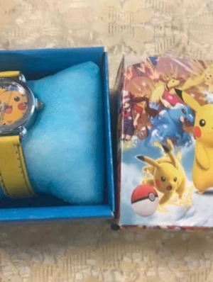 Gul Pokémon Pikachu klocka - Säljer en gul klocka med Pikachu-motiv på urtavlan och matchande gultt armband. Klockan kommer i en färgglad Pokémon-box med flera karaktärer. Perfekt för dig som älskar Pokémon och vill ha en unik accessoar. 155kr/st , nya klocka med nya batterier 