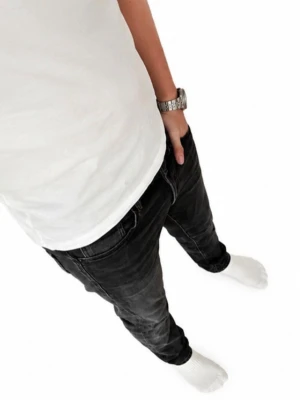 Svarta slim fit jeans Jack and Jones Glenn - Säljer ett par riktigt snygga svarta slim fit jeans från Jack and Jones. Jeansen har normal midja och smala ben, perfekta för en stilren outfit. Materialet är denim med lite stretch för extra komfort. Jeansen har ett litet hål under knät på vänster ben men är inte jätte synligt (se bild 2). Jeansmodell Glenn W28 L30. Pris kan diskuteras vid smidig affär