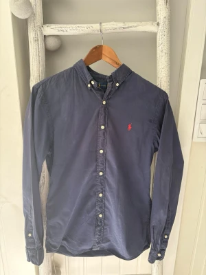 Ralph Lauren Skjorta  - Jag säljer min Ralph Lauren skjorta för den inte passar mig längre och för den aldrig använts🤩 Storleken är Small och Skjortans Skick är Super!  Det är alltid frakt inom 24h och vid en snabb affär så kan priset även sänkas 😊 tar gärna emot frågor och bud😁