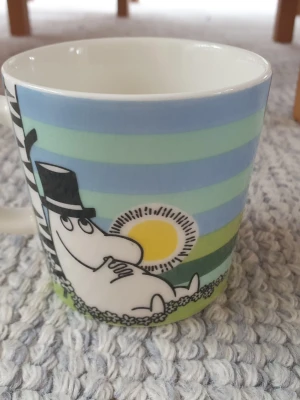 Muminmugg Siesta Mumin  - Felfri oanvänd mugg (utan etikett). Säljer fler Muminmuggar så kika gärna på mina övriga annonser också. Packar mycket noggrant. 