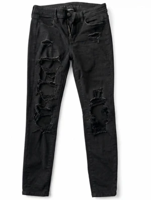 Svarta ripped skinny jeans - Säljer ett par svarta skinny jeans med stora slitningar och hål på båda benen. Jeansen har klassisk femficksmodell och hög midja. Materialet är stretchigt denim som sitter tight och bekvämt. Perfekta för en edgy och trendig look. Mer bilder går att få om man frågar 🤗