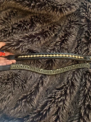 Häst pannband båda för 150kr - Saknar ungefär 5 diamanter på den ena.