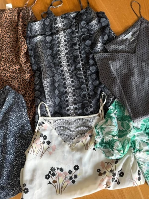Klädpaket med 6 plagg strl S - Två klänningar och fyra toppar i fint skick! Klänningarna är från H&M och har justerbara axelband. Topparna är från Vero Moda, MQ och H&M.