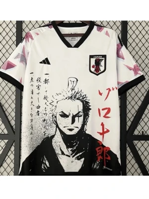Vit anime t-shirt med svart tryck - Cool vit t-shirt från Adidas med svart och rött anime-tryck fram och bak. Motivet föreställer en karaktär med svärd och japansk text. T-shirten har svarta detaljer vid ärmslut och krage samt grafiskt mönster på axlarna.
