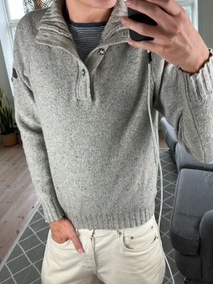 Stickad Grå Cardigan - Super snygg och trendig perfekt i alla tillfällen! A:52 B:44 C:46 D:62 (cm) Skriv vid fundering😇🙌