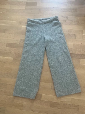 Grå loungewear byxor H&M - Ett par gråa mjuka byxor från H&M i storlek M. Material: 50% polyester, 29% polyamid, 13% akryl, 5% ull, 3% elestan Total längd på byxorna 96 cm