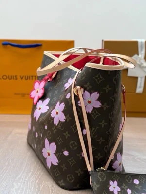 Väska monogram - Helt ny Neverfull väska med murakami blommor. Väskan är i äkta läder och har röd insida
