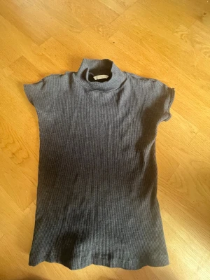 Grå topp från Zara i storlek S - Fin topp 
