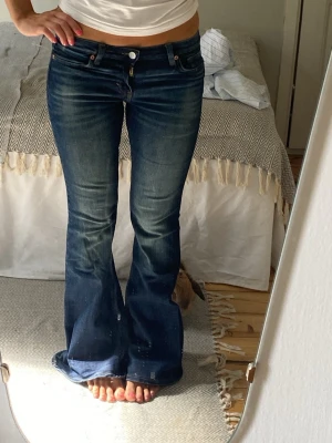 Lowwaist bootcut jeans - Säljer dessa supersnygga lowwaist bootcut jeansen från monki i storlek 26/32! Dom har så snygg färg och är perfekta nu till hösten!! Knappast använda 