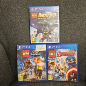 3 st LEGO PS4-spel spel paket - Säljer tre PlayStation 4-spel: LEGO Batman 3 Beyond Gotham, LEGO Jurassic World och LEGO Marvel Avengers. 150kr styck eller 300kr för alla 3 hör av dig