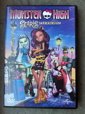 Monster high: Scaris, skräckens stad DVD - DVD-film med Monster High Scaris: Skräckens Stad. Speltid: 58 minuter. Textning: Svenska, Danska, Norska, Finska.  Finns på språk: Svenska, Danska, Norska, Finska, Engelska, Tyska, Polska   OBS!! skivorna är begagnade så det kan förekomma repor/hairlines på skivorna, men då jag kollar igenom alla filmer jag säljer garanterar jag att alla funkar felfritt om inget annat står! :)