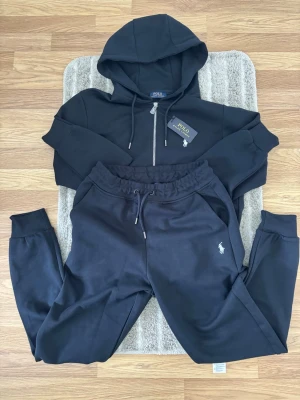 Polo Fullzip och Polo byxor - Polo set med en fullzip och byxor vill man enbart köpa fullzip så får man betala 100kr mindre eftersom jag söker folk som köper settet. Helt ny kommer med tagg. Storleken är S men passar för folk som är M